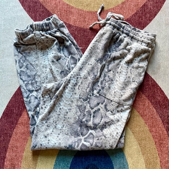 Snakeprint fleece lounge set - Picture 2 of 7